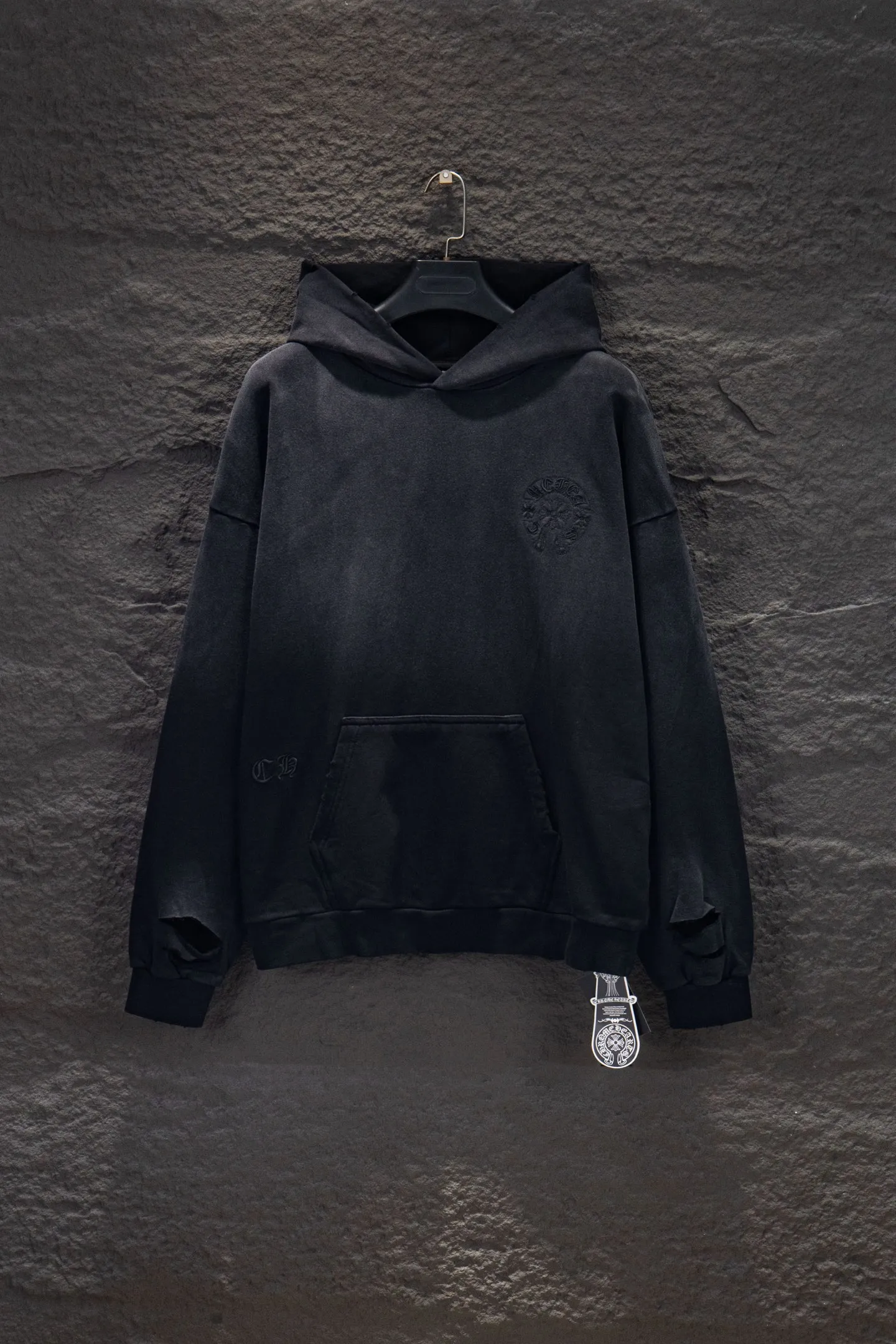 P340 🆕Chrome Hearts distressed new embroidered hooded sweatshirt. The os version is really charming. The Chrome family is really unique. Every new season has the best version. It is very practical and can be worn casually. Nice✔️ - ⚠️100% cotton. Made of custom-dyed terry cotton sweatshirt surface, 420g double-ply double yarn, comfortable to the touch. Made from imported knitting needle carded cotton, the thickness is moderate, drapey and contoured, making the upper body comfortable! ! It is very tolerant to fat body types and can instantly lose five pounds after wearing it!  Front panel #Back panel embroidery elements# The English letters are arranged artistically. Imported Tajima high-density heavy-duty embroidery technology makes the font three-dimensional and full. The body is treated with old sandblasting hole elements, which greatly increases the interest of the clothing; unique visual effects.  Hem Loose closing Double-layer fabric Good closing effect Exquisite hemming Color: Sandblasted black Size: S-M-L-XL